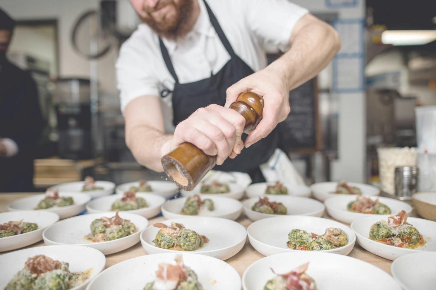Atelier de cuisine avec ustensiles professionnels et préparations culinaires en cours