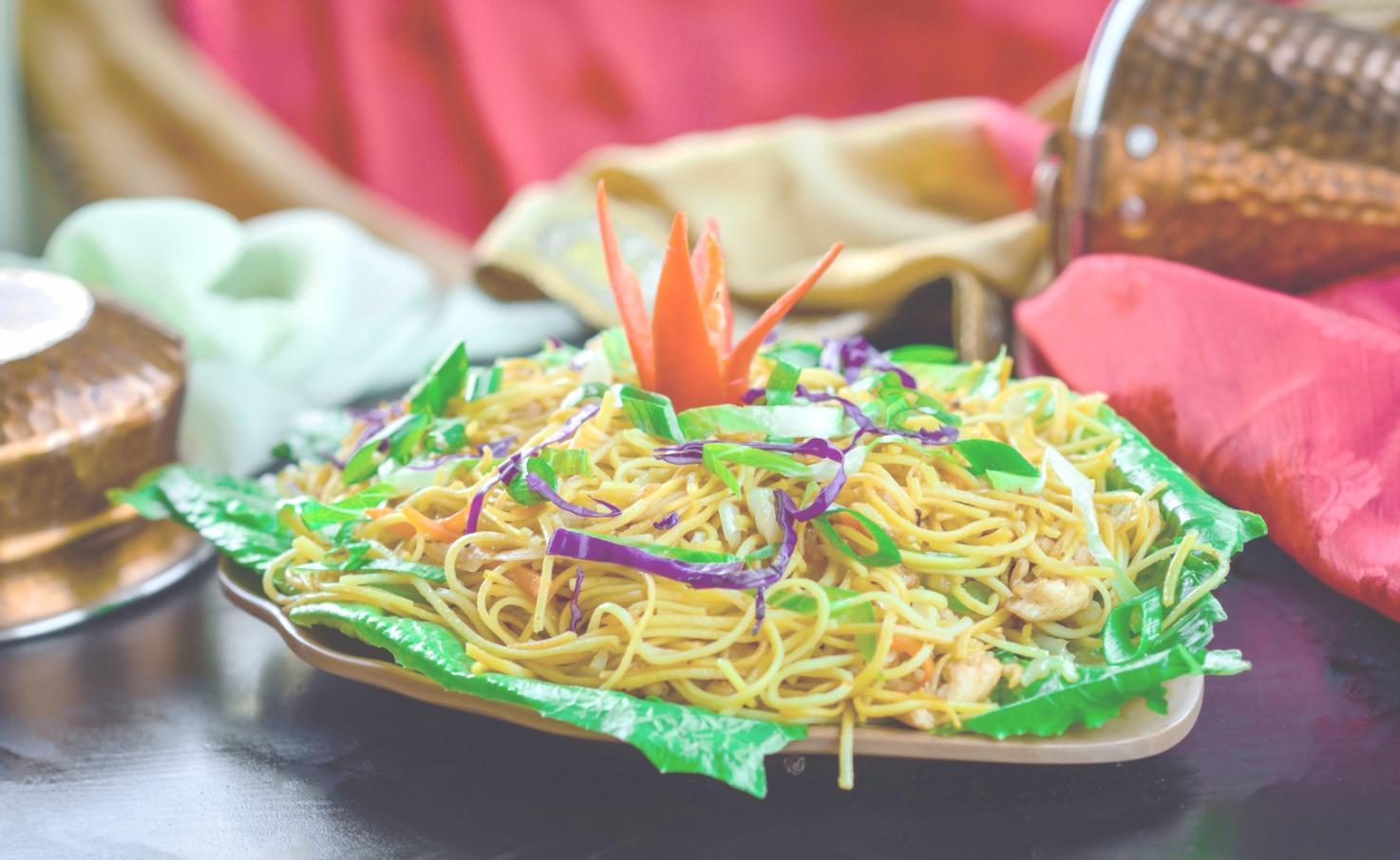 Chef instructeur en pleine préparation culinaire