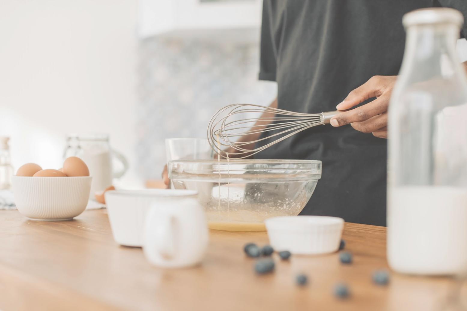 Ingrédients frais et colorés disposés sur une table de travail représentant la diversité culinaire mondiale