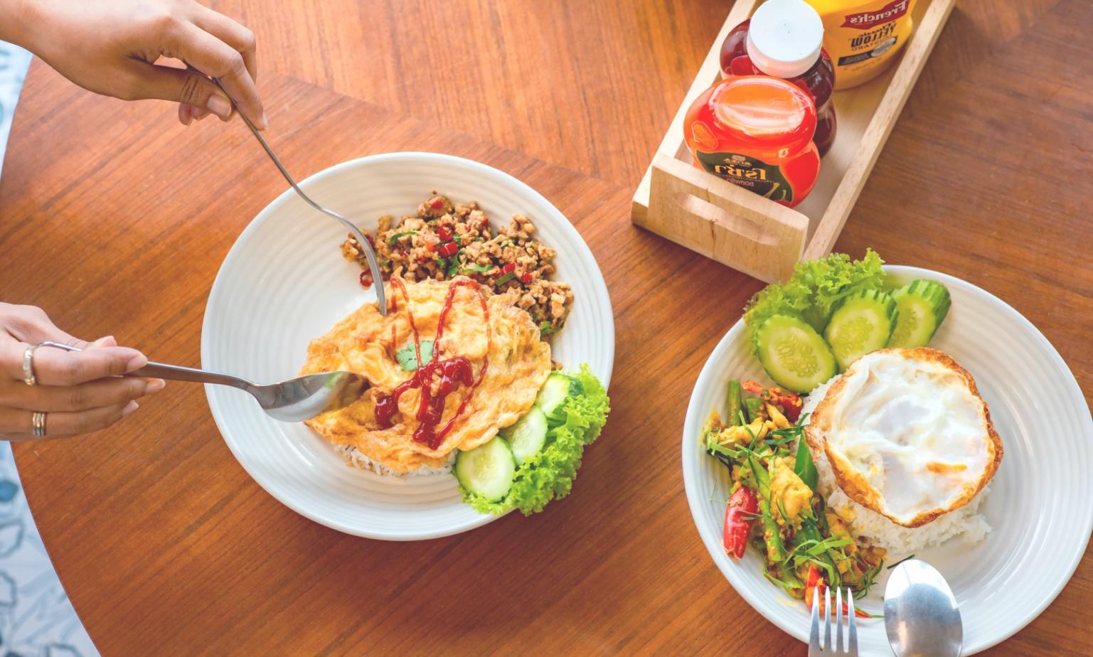 Préparation artisanale d'un plat traditionnel dans une cuisine professionnelle