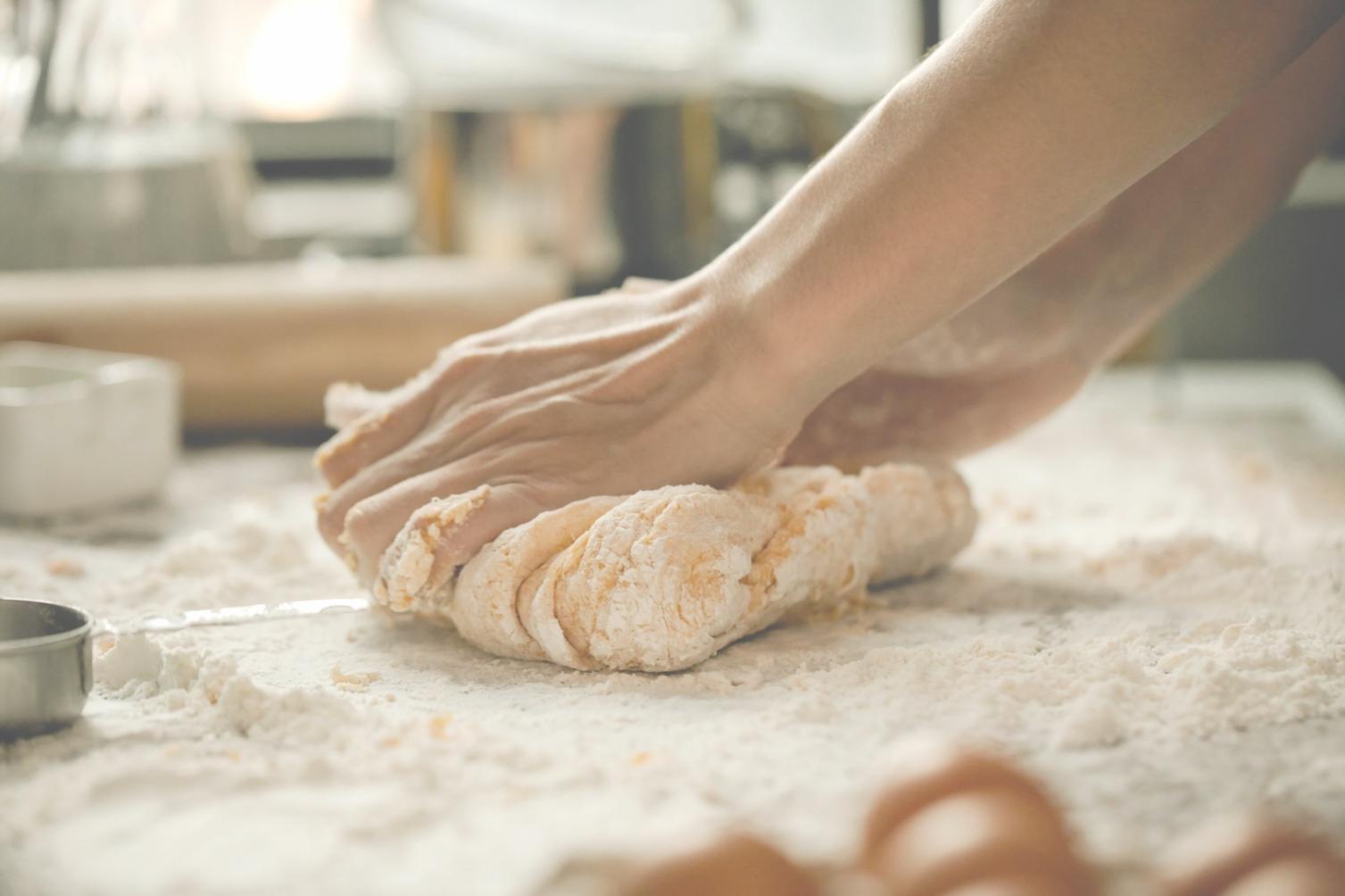 Espace de formation culinaire moderne avec équipements professionnels