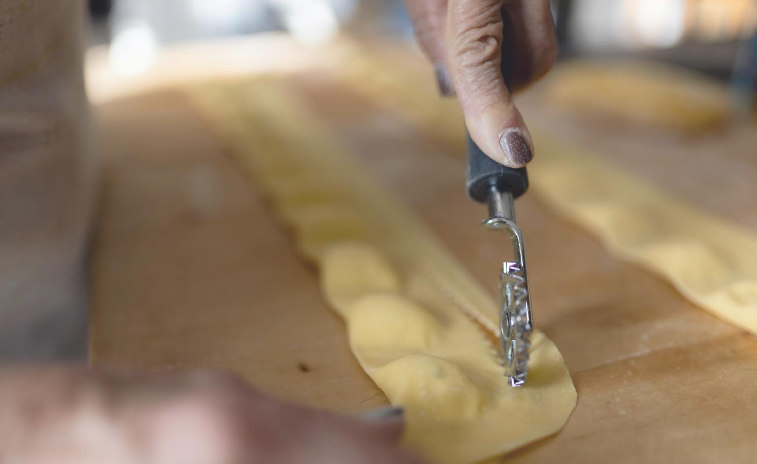 Participants apprenant les techniques culinaires de base